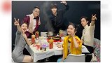 谢娜晒节目录制日常 与戚薇陈立农等吃火锅超欢乐