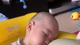 小宝宝坐在自己的沙发上，最后居然睡着了这模样让人心都萌翻了