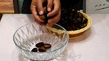 炒板栗不甜不好剥皮？原来少了这2步，这么做，板栗特甜特好去皮