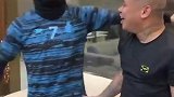 球迷突然在C罗面前SIU C罗吓一跳随后一起SIU并大笑