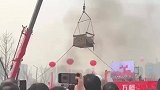 危险时刻！大哥街头表演，不料吊机绳子突然断裂