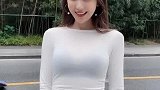 在路边等车的小姐姐身材太好了，转过身的笑容真是白看不腻！