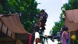 郭靖师傅飞天蝙蝠柯震恶帅气出场，一身黑袍丝毫不影响他耍酷！