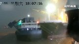 江苏一集装箱船失控撞外轮 船上7个集装箱落入长江