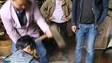 邻居婆婆家有客人将至，准备做糍粑招待客人，邻居们帮忙打糍粑