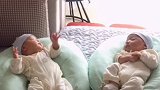 双胞胎宝宝好乖，一起躺在小沙发上，一副悠闲安逸的模样萌翻了！