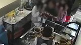 惊魂一幕！女孩们深夜遭醉酒男子尾随，老板看到立即这样做！