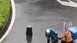外卖小哥大雨中摔倒路过大姐帮忙扶起