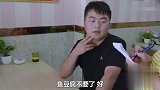农村二货吃饭想占便宜，满嘴跑火车，没想最后去后厨洗盘子了，真