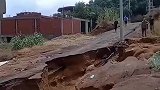 路面坍塌出现断裂，多栋自建房受损，网友：牢固性没得说的