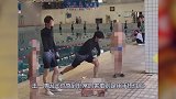 王一博穿泳裤录制节目，被女生围观害羞捂脸，这身材没法看