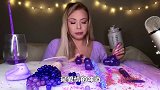美女吃“梦幻紫”爆爆珠+果冻皮，一口下去超惊艳，是爱情的味道