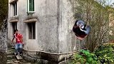 这年轻人真会玩，学会这招再也不怕堵车了