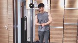 王野一个动作练习肱二头肌，原来美国队长的肱二头肌很发达