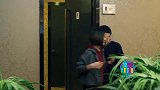 爆笑上厕所大白走错进了女厕所，没想手纸还用完了，都急哭了