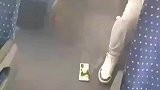 手机充电时爆炸，车厢内的乘客纷纷远离