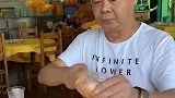 亲家相约来吃海鲜，这么大的虾子，都没能让二老吃的开心！