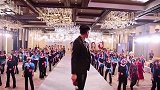 时尚界先锋人物是位小伙子，带着众多气质大妈走秀