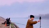 男生拍视频玩，一个转身“损失惨重”