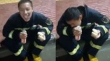 00后消防员为排涝奋战至凌晨 路边休息间隙连吃12个包子