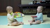 双胞胎坐下来聊天，没想到一对眼，浑身都是戏，笑到停不下来了