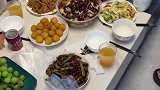 朋友来女子家里吃饭，社恐猫咪躲在厕所不敢出来