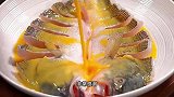 鲈鱼用开水烫一下，出锅就是外面酒店一道招牌菜，鲜嫩可口真好吃
