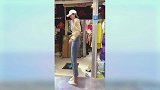 模特小姐姐诠释牛仔裤，是身材好还是牛仔裤太修身
