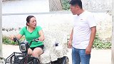 后妈打牌欠人钱，邻居不敢惹他后妈，在大博面前耍孬种