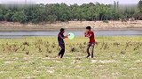 青年人吹气球，没想到结局，太搞笑了