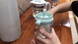 水杯 送女朋友的杯子里面有还会喷水，哈哈 一天能喝100次，快给不爱喝水的女友安排恋爱喝水