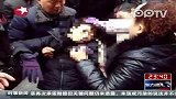 女子摔伤路人纷纷伸援手