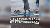 重庆一面包车失控冲下约20米高坎，目击者称车已经扁了，官方：1人死亡