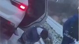 北方雪后路面有多丝滑，男孩下车连摔两跤