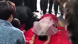 婚礼上新娘磕头出新高度自创豪迈跪法引欢