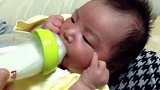 刚出生的小宝宝第一次用奶瓶喝奶，这模样好可爱啊！喝的好欢啊
