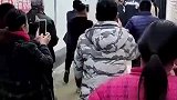 大衣哥儿媳一到家就被粉丝迅速包围，这待遇堪比明星