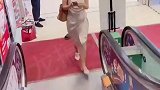 大妹子难道不知道电梯扶手比电梯快吗？差一点摔倒了