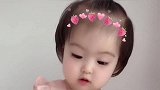 小女孩的样子，真的好呆萌