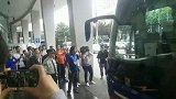中超-17赛季-申花大巴抵达虹口 球迷热情迎接-新闻