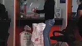 提着两麻袋去存钱，大姐真厉害