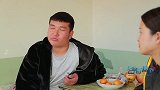 老公爱喝酒咋办俩美女想到了让老公戒酒的好办法，太实用了