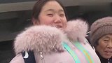 18岁了还这么幼稚，一脸得意要跟妈妈炫耀，傻姑娘长不大啊！