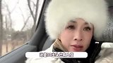 钟丽缇带家人海边度假，14岁考拉五官复刻妈妈，祖孙三代同框好有爱