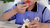 这橘子可能真的很酸吧，女儿吃得把眼睛都眯起来了