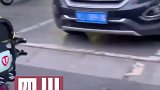 小朋友坐在电瓶车后座哭，路过的女生假哭得比他还大声，瞬间不哭了
