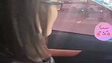 女子开车玻璃起雾看不清路，不会吹风，竟手动擦雾