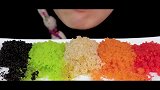 小姐姐吃各种颜色的飞鱼籽，看起来很美味呀