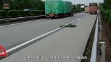 三角警示牌，应该怎么用？为何很多老司机都会放两个