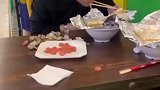 小家伙闻到香味了啊